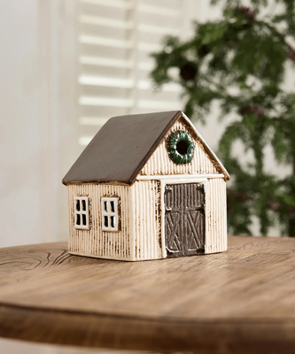 NORDGARD STABLE WITH WREATH