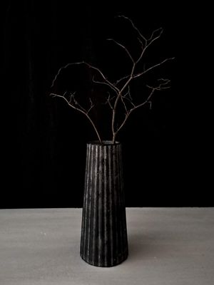 GREIGE VASE BLACK