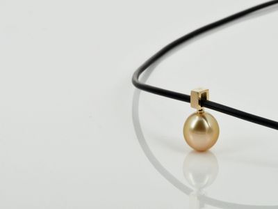 Gold pearl pendant