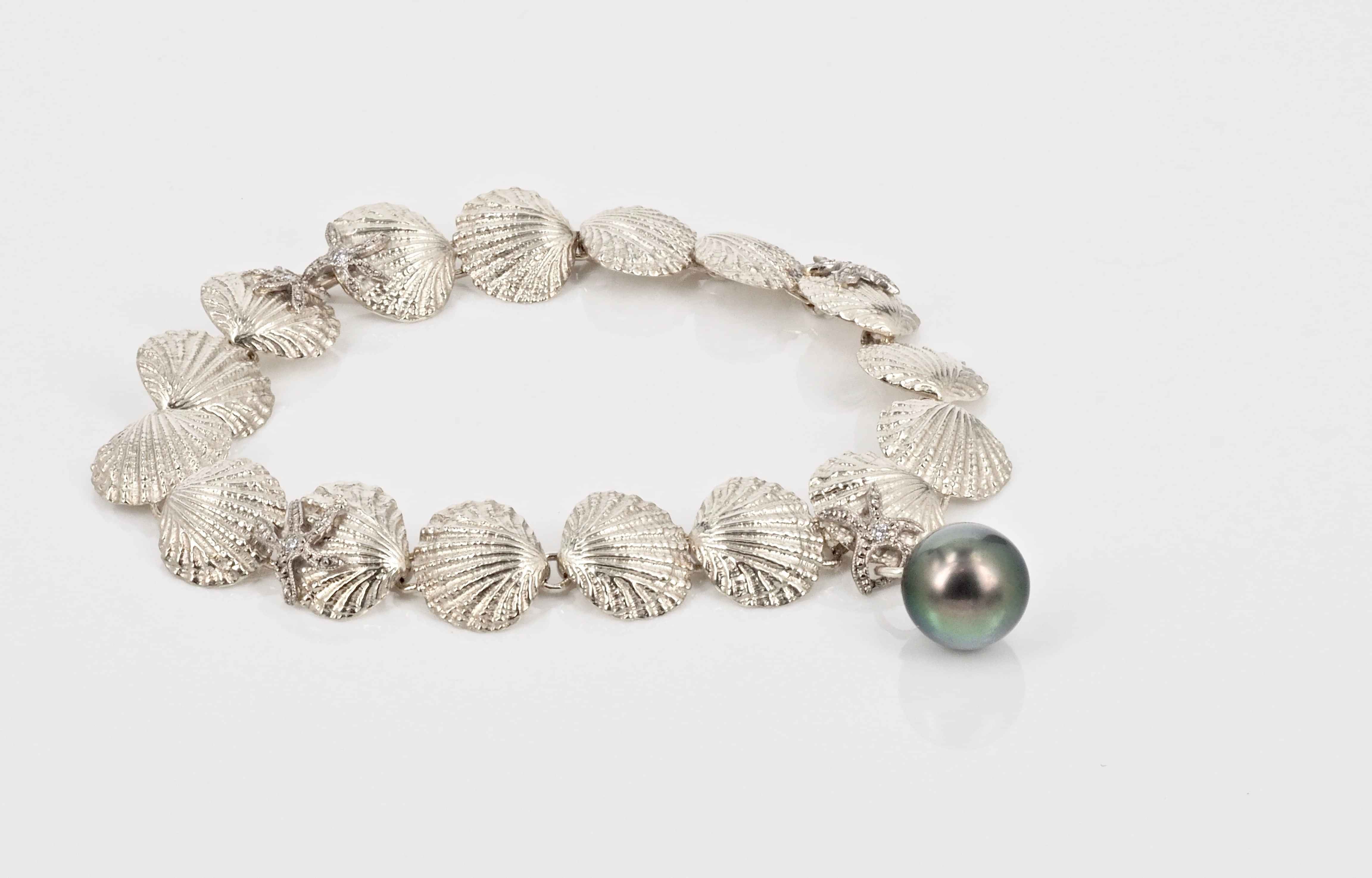 Shell bracelet with Tahitian pearl