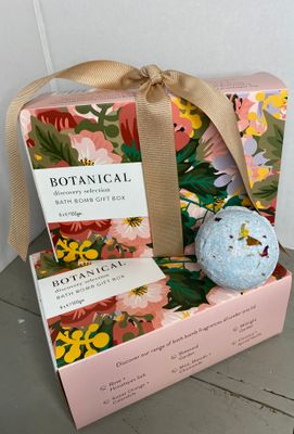 A Botanical Gift Box  6 Bath Bombs