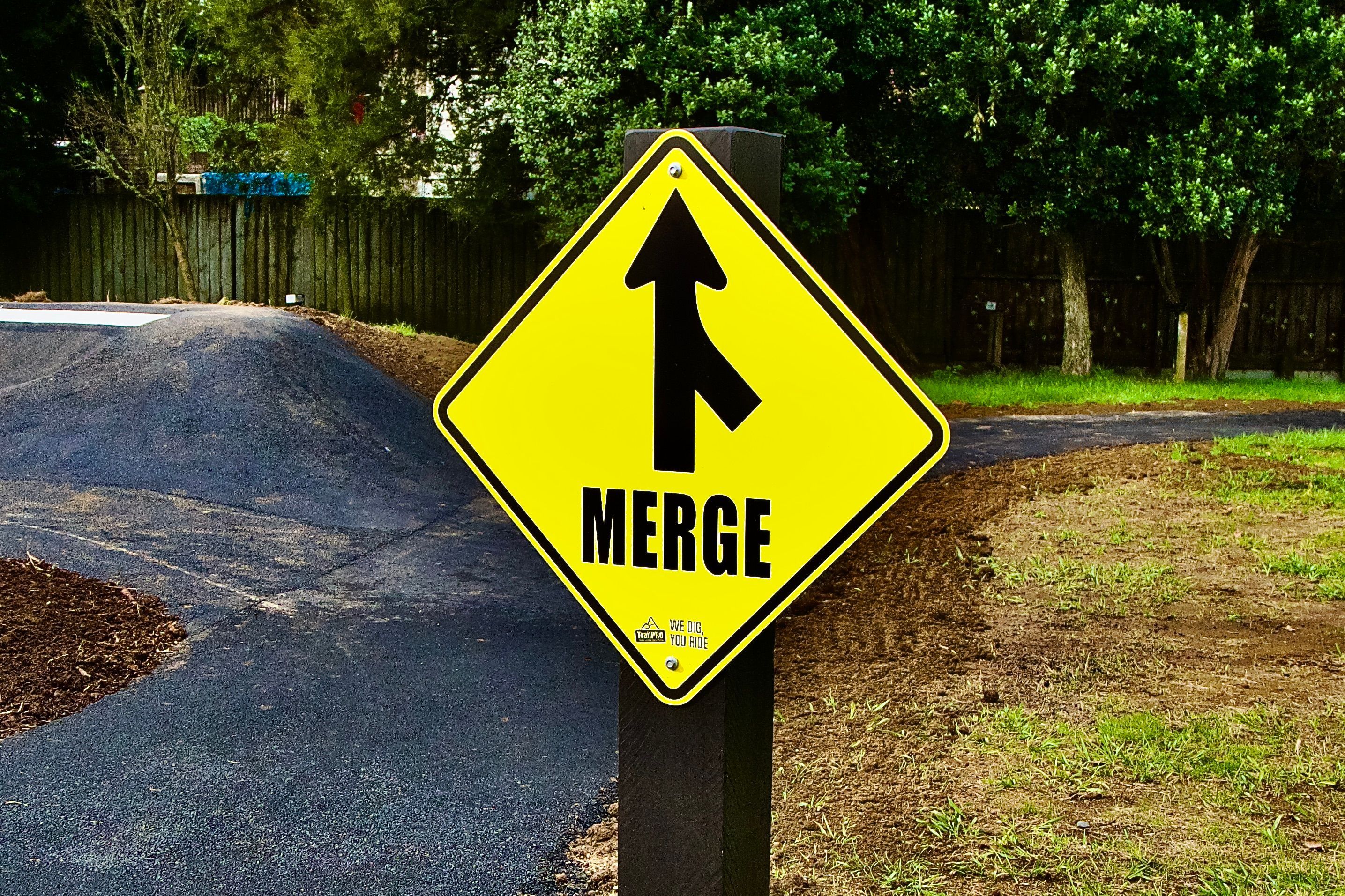 TRACK MERGE SIGN