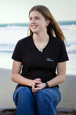 Black Lola Collective. V Neck T Size - 12