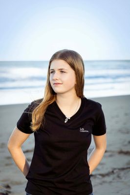 Black Lola Collective. V Neck Tee Size - 22