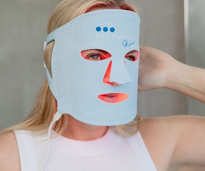 TRU DERMAL Light therapy mask + 2x Fruit Enzyme masks.