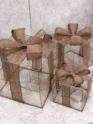 Medium Gold String Present with Hessian Bow