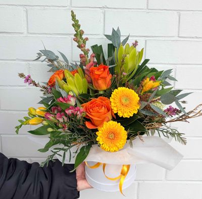 Arrangement in white hat box