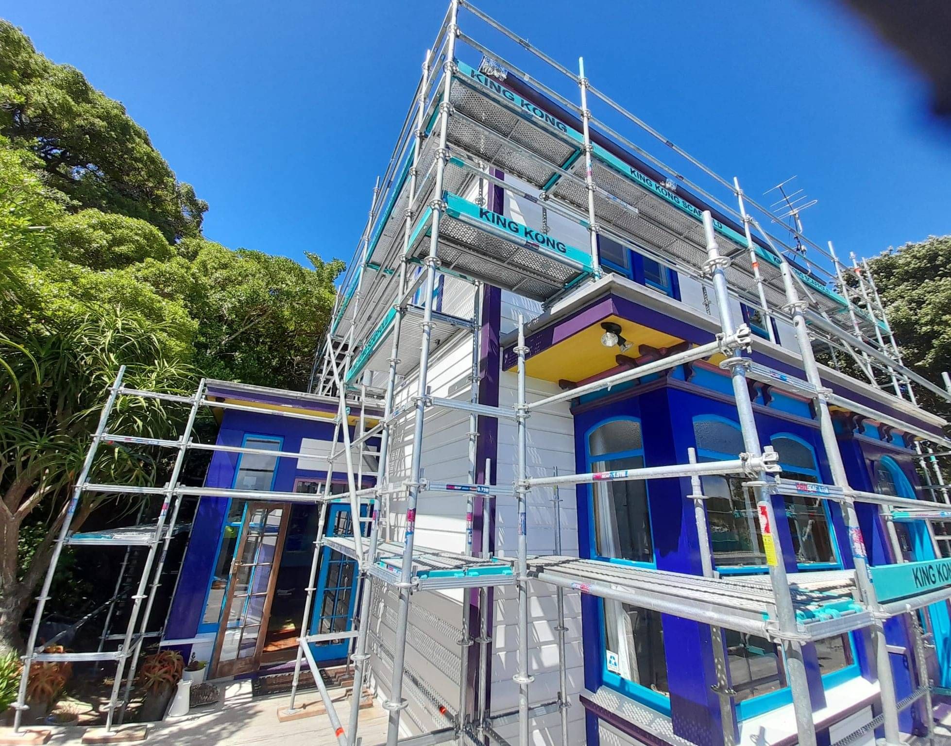 King Kong Scaffold team installing secure scaffolding on a residential property, showcasing professional scaffolding hire Wellington services.
