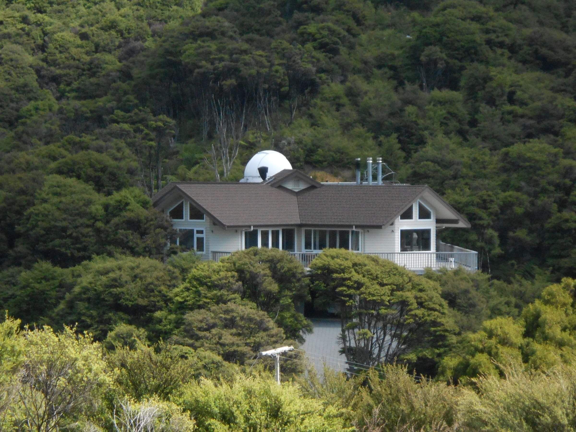 Stargazers B&B (Kuaotunu) accommodation with astronomy dome behind the house