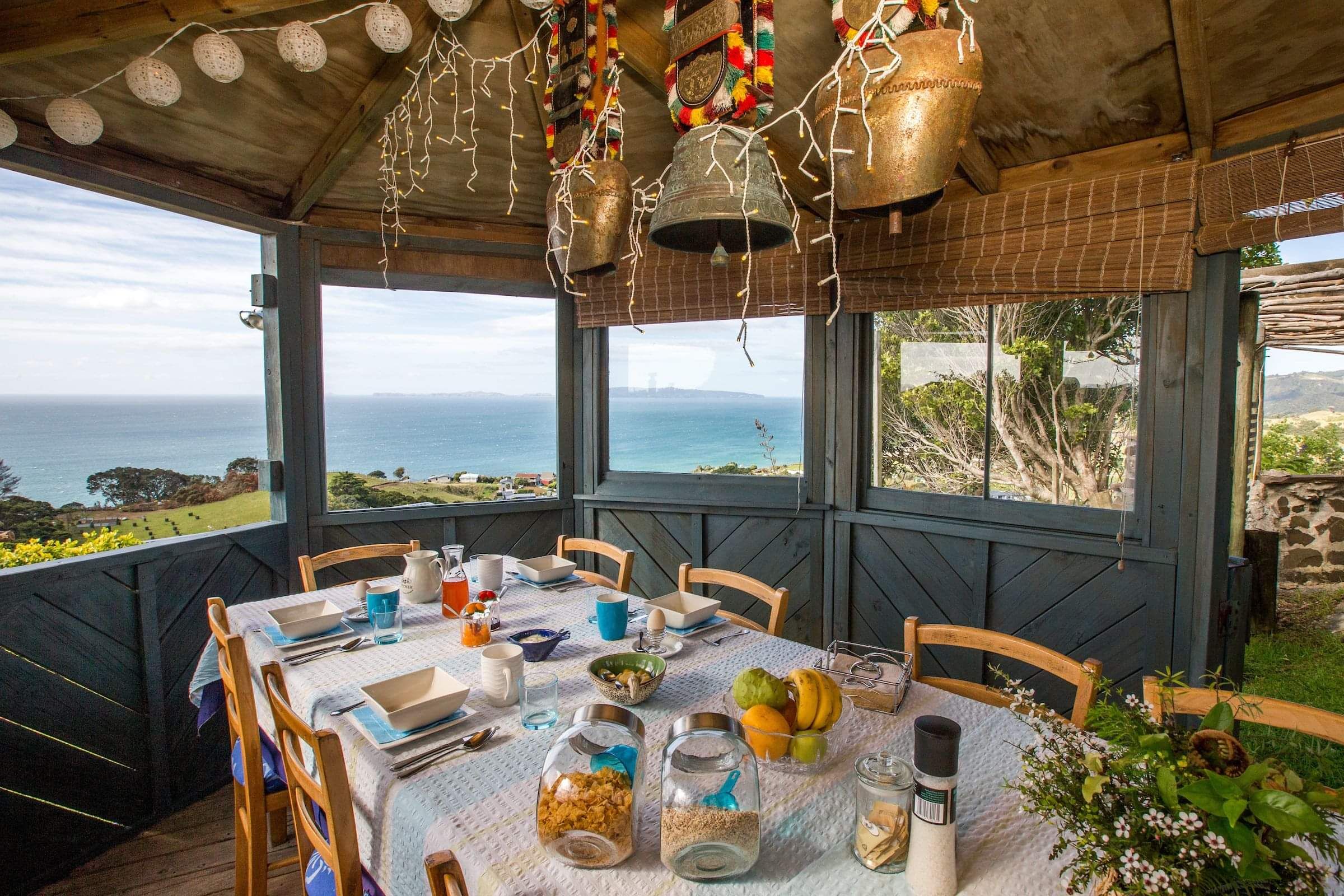 Gazebo at Kaeppeli's B&B (Kuaotunu) overlooking the sea and ready for breakfast