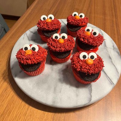 Elmo&rsquo;s Oreo Surprise Cupcakes from IntheMix