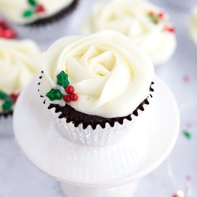 &#039;Tis the Season Holly Mini Cupcakes from IntheMix