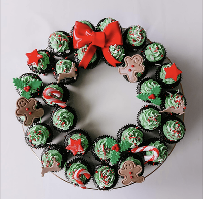 24 Christmas Wreath Mini Cupcakes from IntheMix