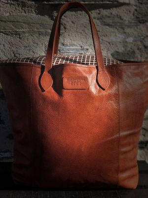 THE POSHER LEATHER TOTE IN TAN