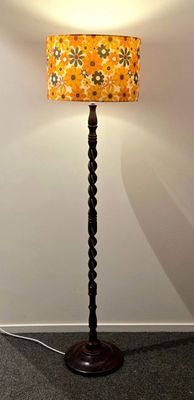 ​Tall Floor Lamp &ndash; Orange Floral Shade &amp; Twisted Wood Base