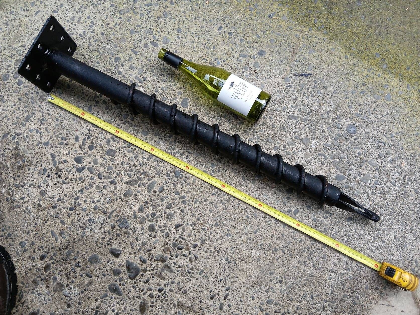 Small anchor to secure post base