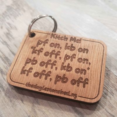 Kitch me! Wooden tag