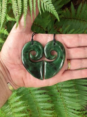 Kawakawa Pounamu Heart Koru Pendant Set