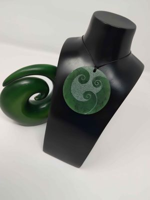 Hapopo Pounamu Porowhita w Koru Pendant