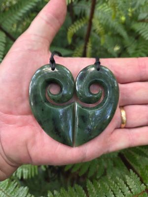 Kawakawa Pounamu Heart Koru Pendant Set