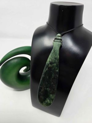 Kawakawa Pounamu Mere Pendant