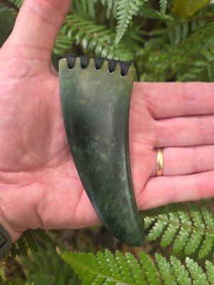 Kawakawa Pounamu Niho Pendant