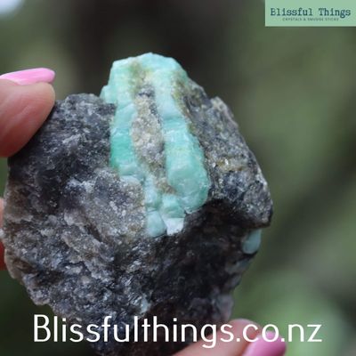 Emerald in Matrix, Raw
