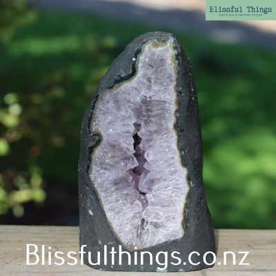 Amethyst Geode &ndash; Soft Lavender Tones