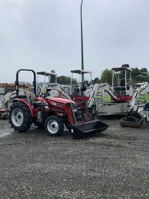 TRACTOR (Case IH Farmall 35B)