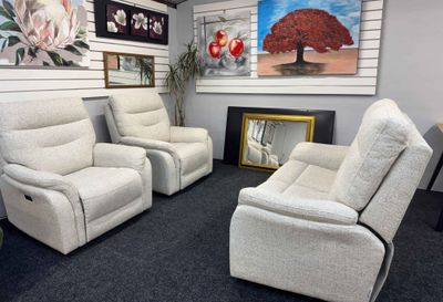 La-Z-Boy Oakland 2 Seater Sofa &amp; 2 Oakland Power Recliners w/Power HeadRest-Clearance Item