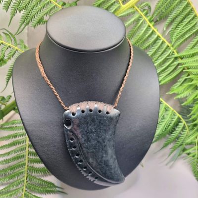 New Zealand Greenstone Kawakawa Pounamu Rei Niho Tooth  001