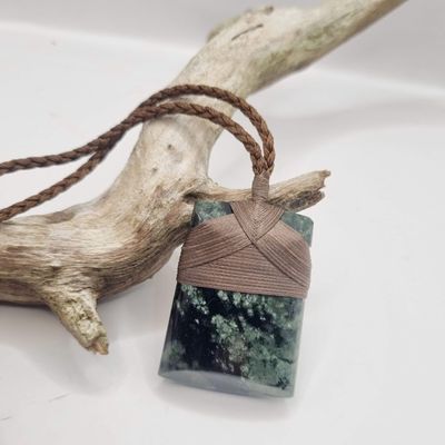 New Zealand Greenstone Pounamu Toki Necklace   RTW002