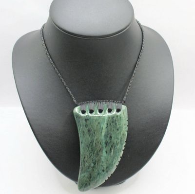 New Zealand Greenstone Kawakawa Mix Pounamu Rei Niho Tooth Necklace KM700