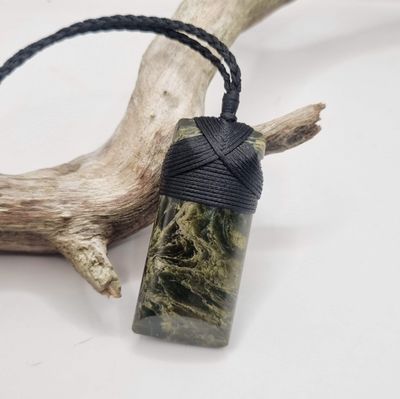 NZ Raukaraka Pounamu Hei Toki Necklace   RAU 002