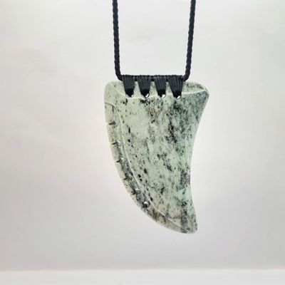 New Zealand Greenstone  Pounamu Rei Niho Tooth Necklace  KI20   RY