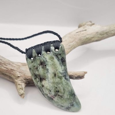 New Zealand Greenstone Pounamu Rei Niho Tooth Necklace RN899