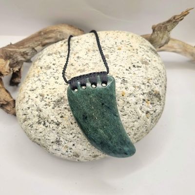 New Zealand Greenstone Pounamu Rei Niho Tooth Necklace RN999