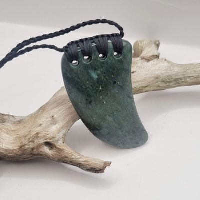 New Zealand Greenstone Pounamu Rei Niho Tooth Necklace RN999
