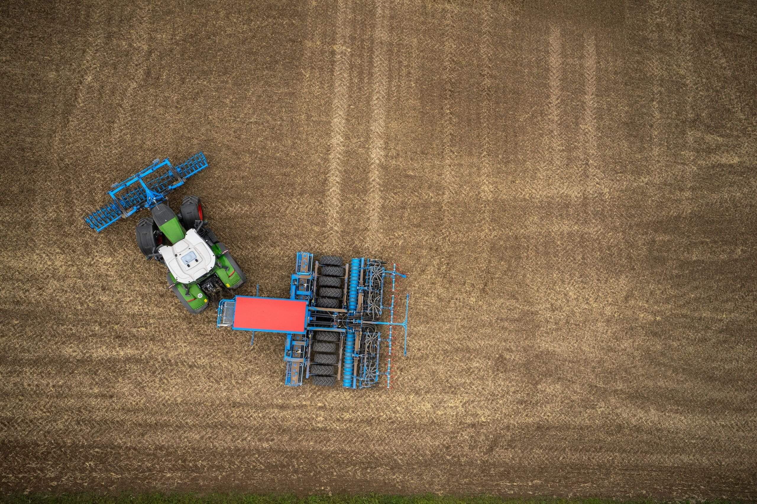 Fendt 800 Vario Gen5 tractor with heavy implement