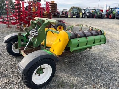 Hustler Chainless 4000 Trailed Bale Feeder