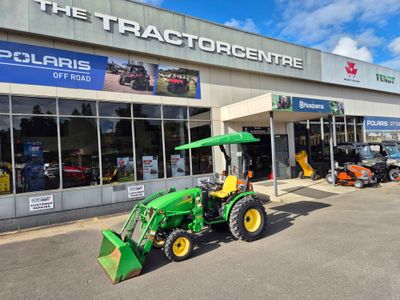 John Deere 2520 tractor with loader