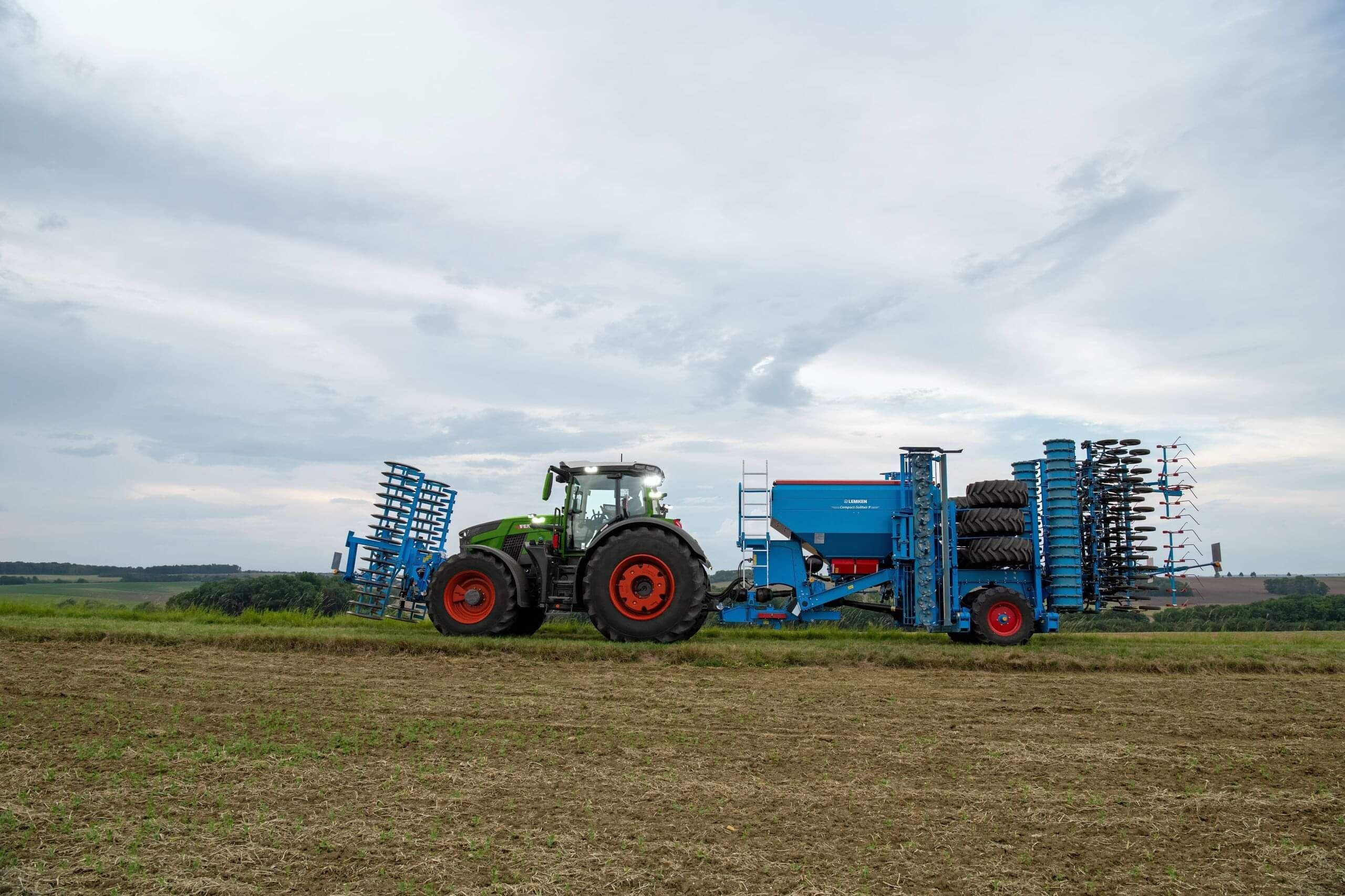 Fendt 800 Vario Gen5 with heavy implements