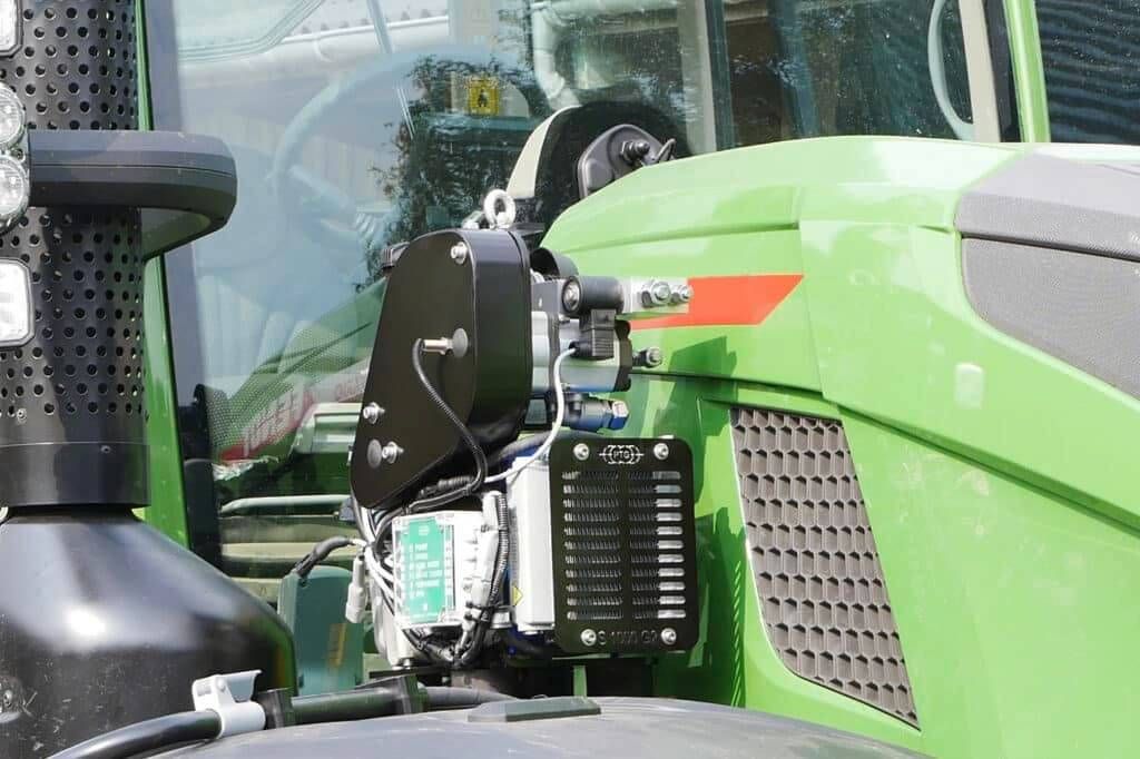 Dual-line tyre inflation systems for tractors