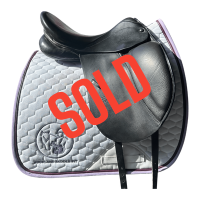 Stubben Juventus Dressage 17&quot; 32 (W)