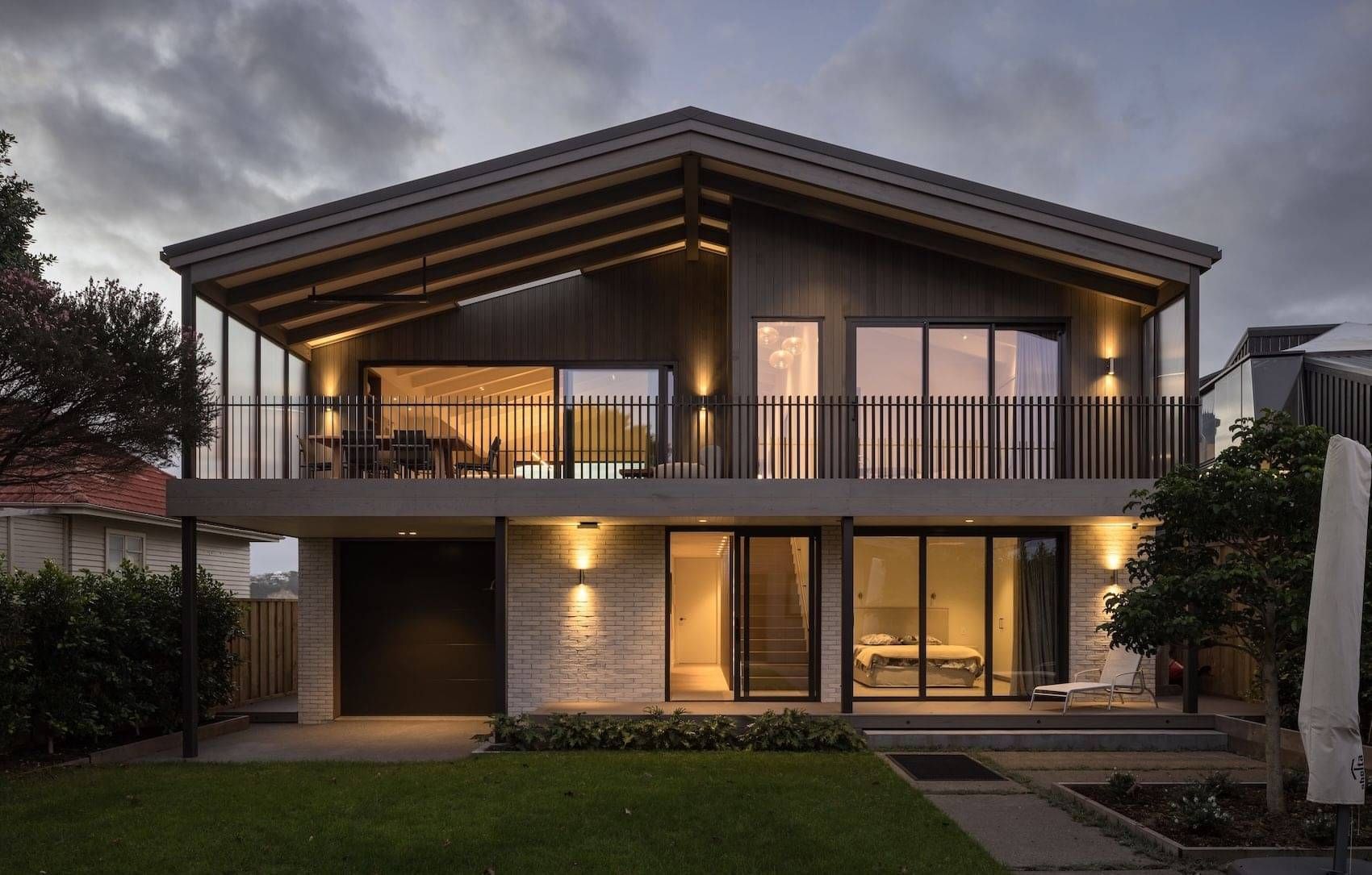 Auckland new build home with architectural outdoor lighting