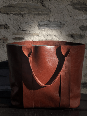 LEATHER TOTE IN GANACHE