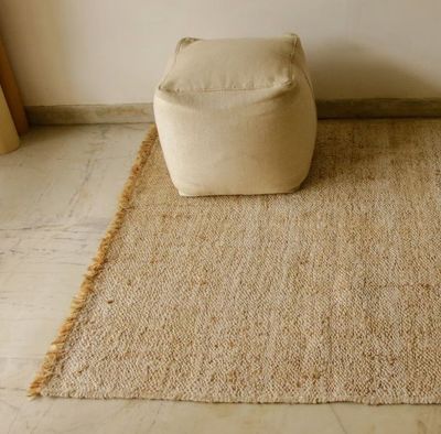 HANDWOVEN JUTE RUG WITH FRINGES