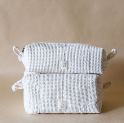 GRID WAFFLE BLOCK POUCH -LARGE