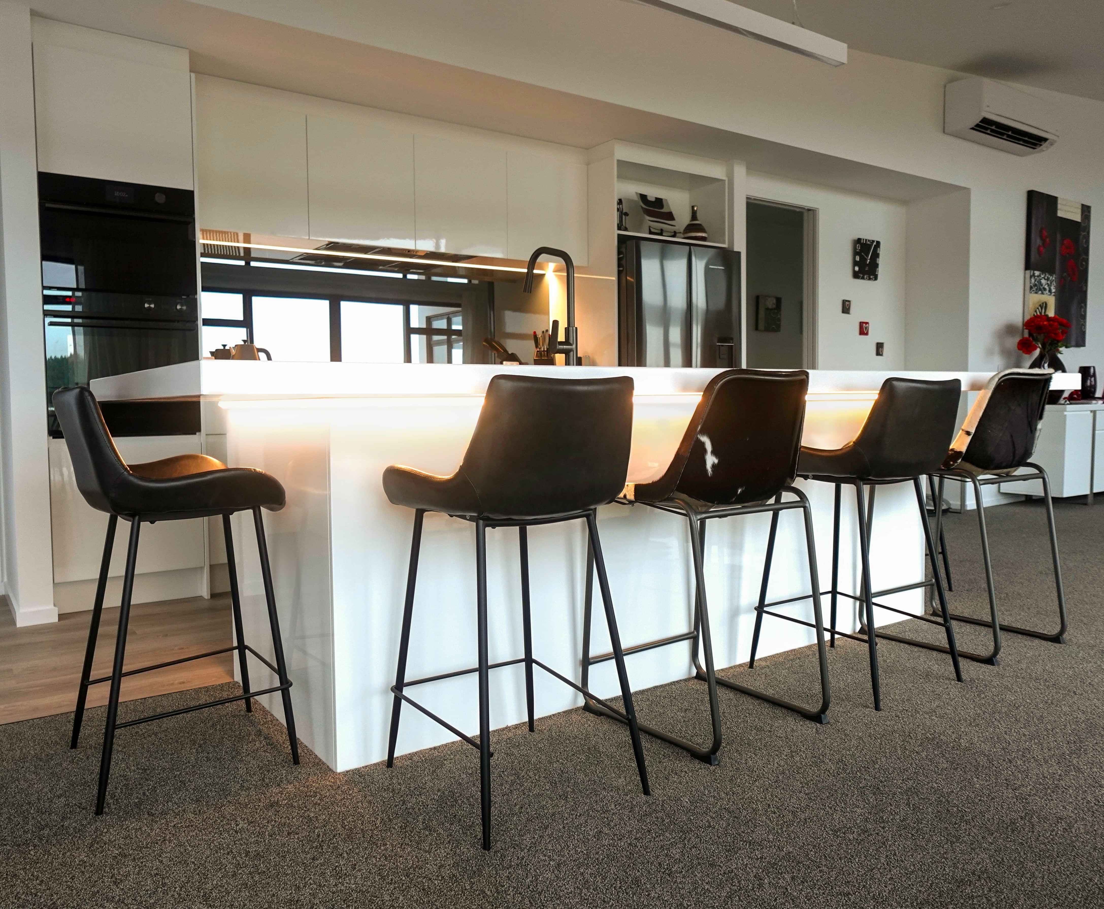 Modern kitchen island with Silestone Blanco Zeus benchtop, designed by Barrett Joinery, kitchen designer Timaru.
