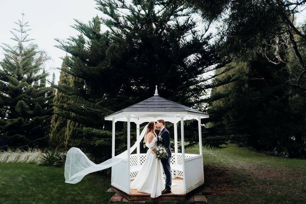 couple kissing near the pergoda